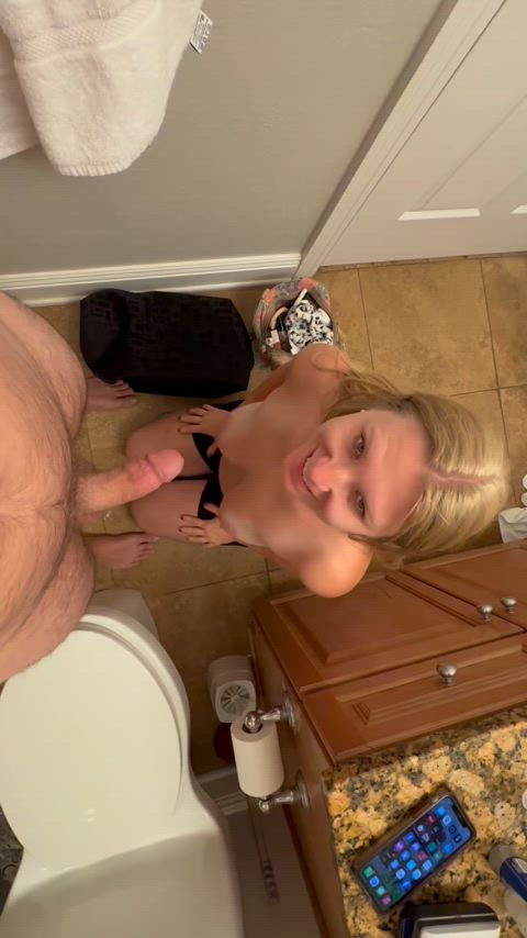 Can I blow you until you paint my pretty lil face? Full video on OF feed now 💦💦