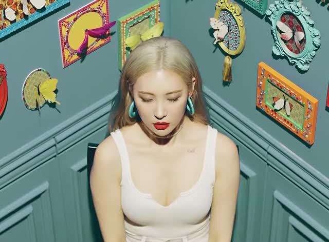 SUNMI LALALAY white outfit