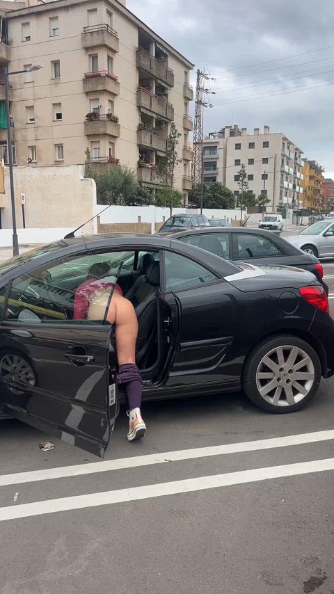 Searching my car with my leggings down… giving the parking lot a show!