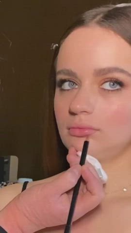 Cleavage Joey King Lips clip