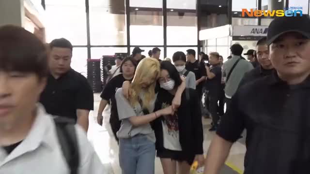 Sana and Chaeyoung arm in arm