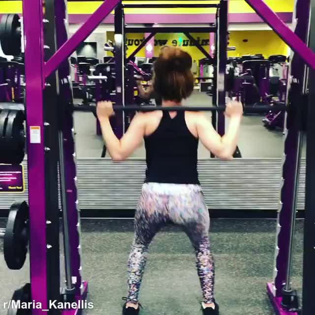 Maria Kanellis squat