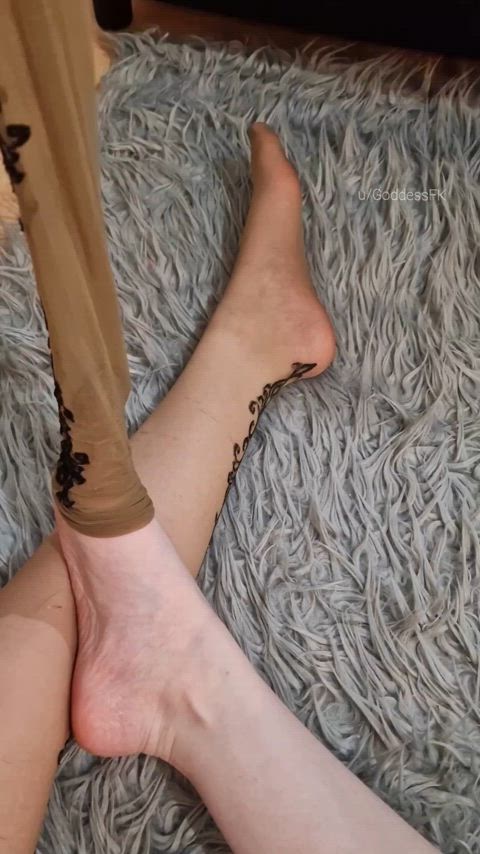 So tell me, who has the sexiest feet of them all? 