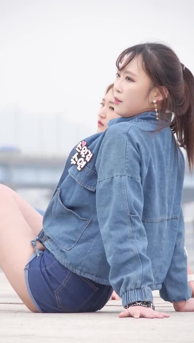 Sweet Girl - SooYeon a little butt cheek
