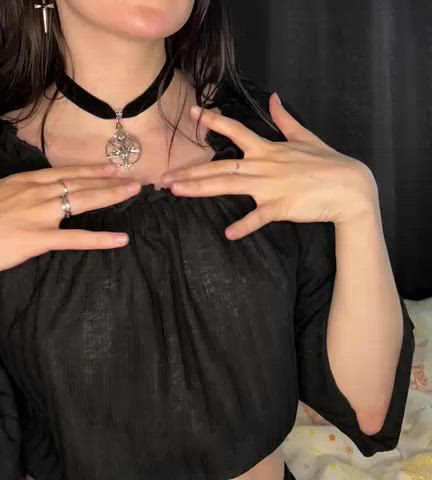 Can my goth titties get your love? 🖤