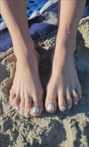 I love to squeeze my feet in the sand.(f)