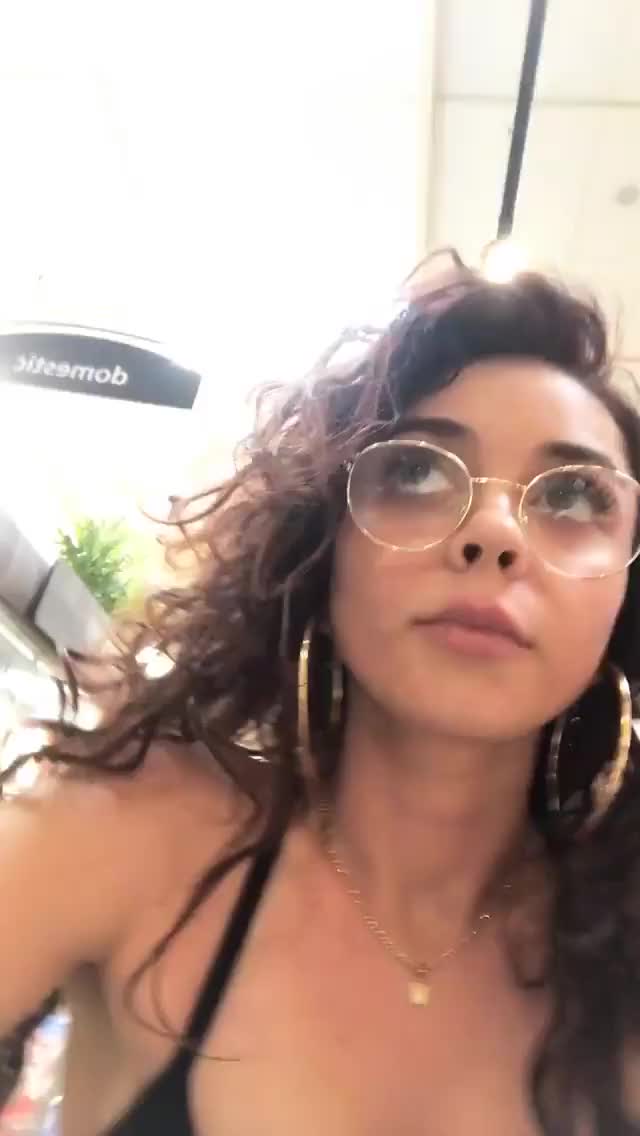 (59796) Sarah hyland - awesome cleavage
