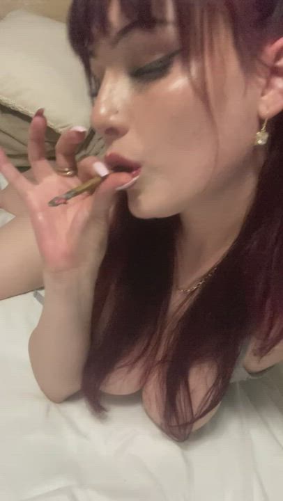 I’m a lazy smoker , I make up for it in boobies 😝🤣