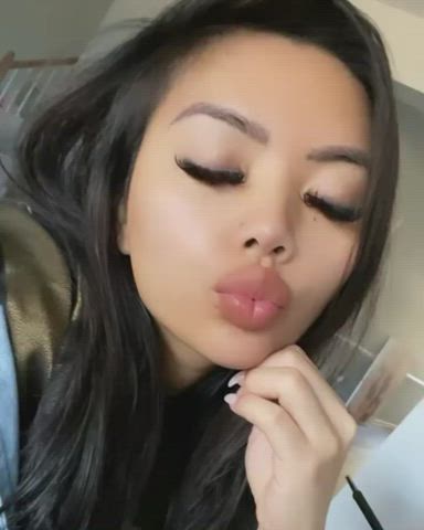 Asian Kiss Pretty clip