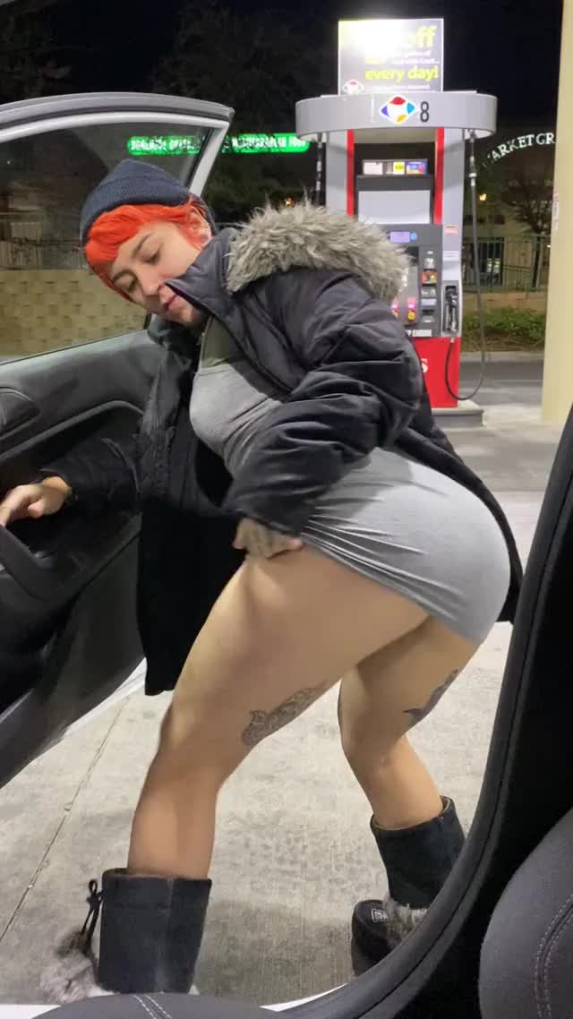 Popping my pussy at the gas station ??‍♀️