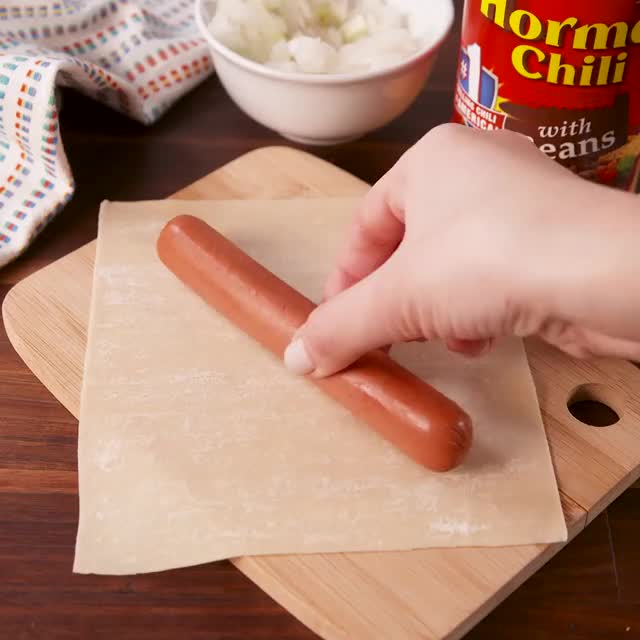Chili Cheese Dog Egg Rolls >>> hot dogs. Full recipe: http://dlsh.it/dm6CNmu