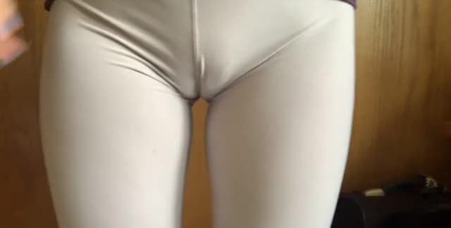 When she don't wear panties these leggings give her insane camel toe! What do you