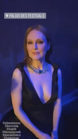 Cleavage Julianne Moore Natural Tits clip