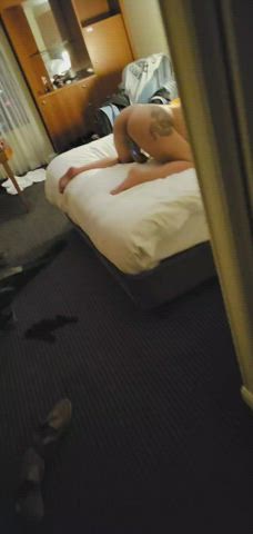 You walk into the hotel and find me like this, what are you doing?