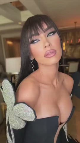 Big Tits Cleavage Megan Fox clip