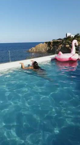ass camgirl swimming pool clip