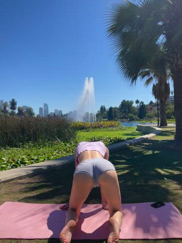 something about people watching me do yoga as they walk by 💦