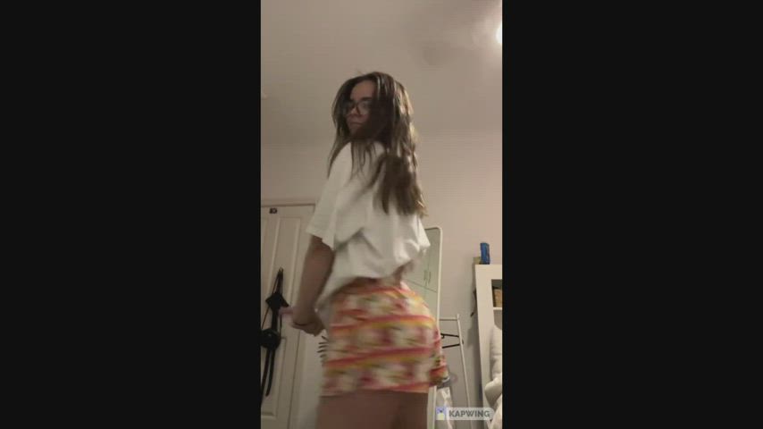 Ass Brunette Shaking clip