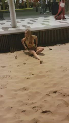 Flashing pussy near the boardwalk + full video in the comments
