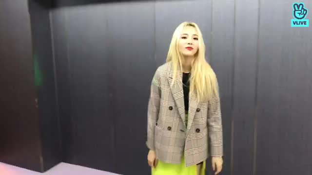 V LIVE - [이달의 소녀] 제2회 이달의 소녀 엉망징창 '볼링'대회