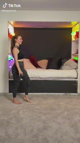 Girls TikTok Yoga Pants clip