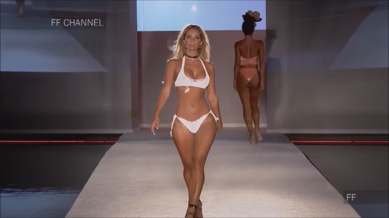 Big Ass Bikini Blonde Jiggling clip