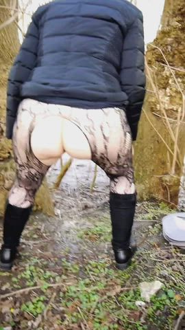 chubby curvy fetish kinky outdoor pee peeing piss pissing public clip