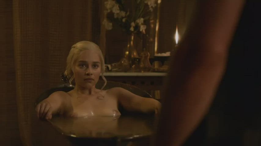 Literally wanted to drink Emilia Clarke’s bathtub water in this scene