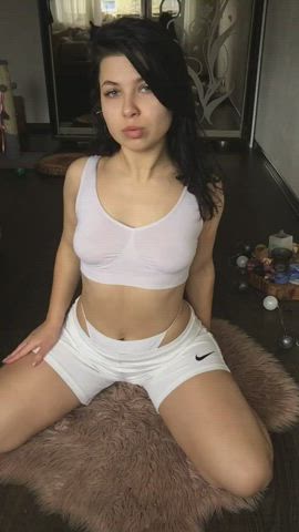 Teen with natural titties, I have dripping pussy 💦💦 I shoot nudes when mom