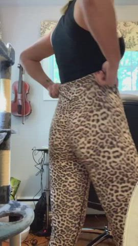This ass needs a hard cock URGENTLY! Volunteers in the comment section please