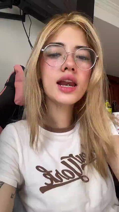 braless colombian cute glasses tiktok tik-tok clip