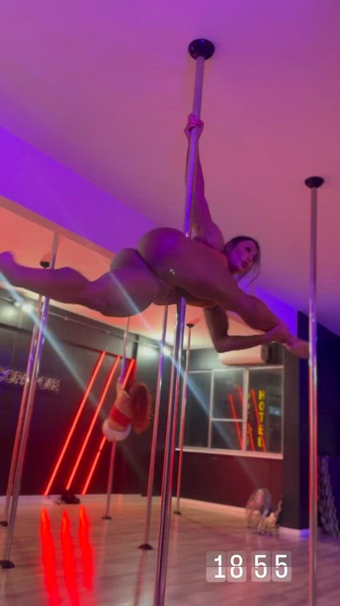 ass big ass big tits brazilian celebrity dancing fitness muscular girl pole dance