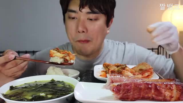 균_훈제 통삼겹 포기김치 고봉밥 미역국 리얼사운드 먹방-4