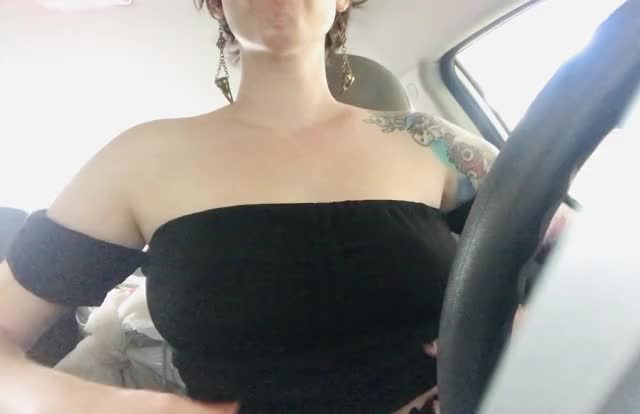 Flashing my tits in my car ?