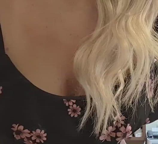 blonde braless milf natural tits nipples office work clip