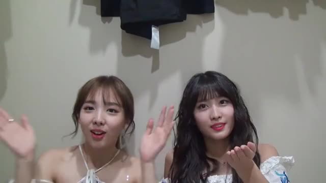 Nayeon and Momo clapping
