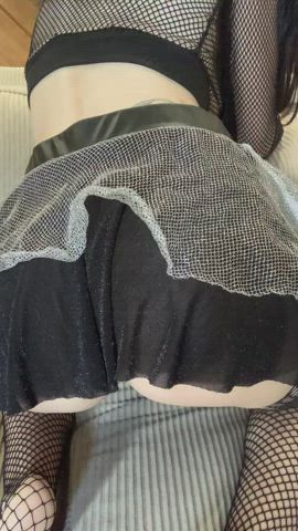 No panties and open fishnets for easy access 🖤🤭