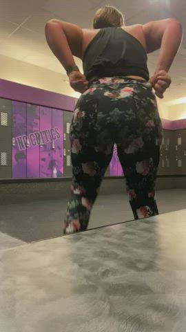 CAUGHT with my bare ass out by a sweet little lady in the gym 🤦‍♀️