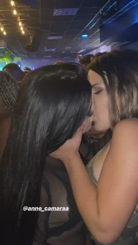 kissing lesbian lesbians clip