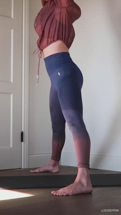 Ass Brie Larson Celebrity Teasing Yoga Yoga Pants clip