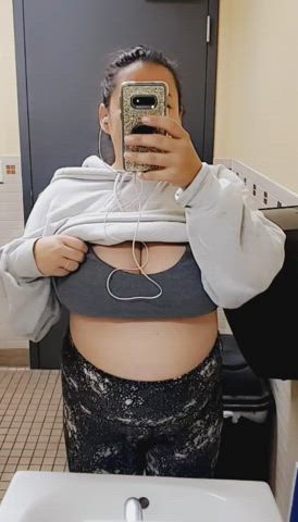 flashing gym huge tits clip