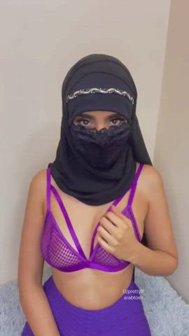 Arab Teasing Tits clip