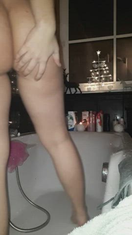 Naked college teen twerking while releasing a full bladder