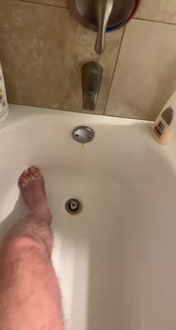 Just a casual cum in the bathtub