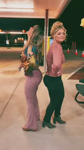 Lainey Wilson and Lauren Alaina getting a handful of thick 🍑
