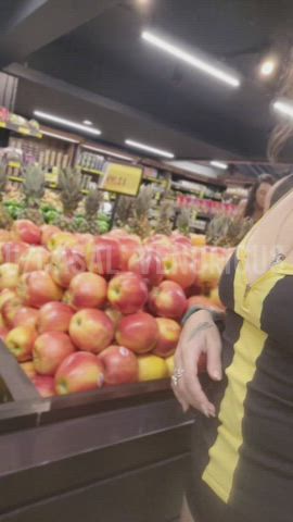 [GIF] Flashing (again) at my favorite grocery store