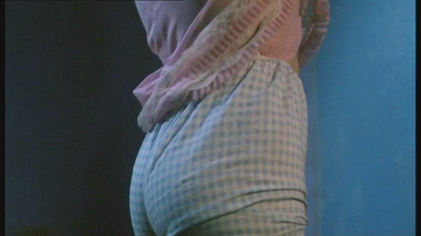 Charlotte Alexandra toilet scene in Une vraie jeune fille (1976)