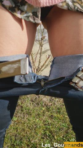 [OC] I do a big pee squatting outside in the sun [F]