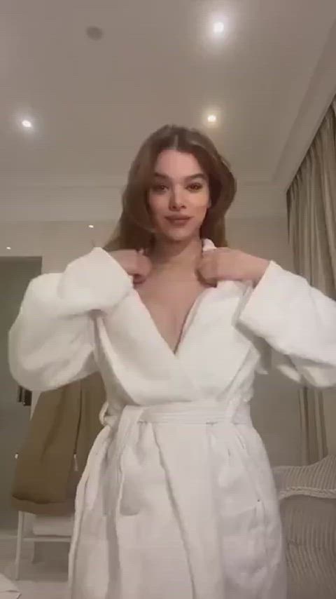 brunette celebrity hailee steinfeld sexy clip