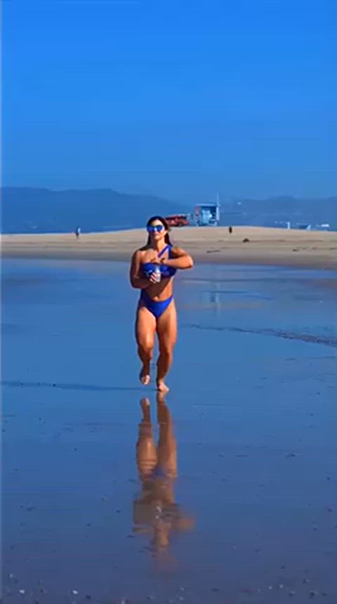 Ida Bergfoth - Running In The Beach 👀😳